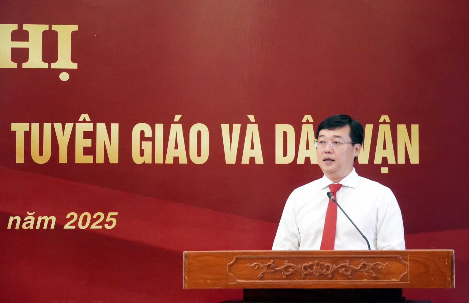 Bí thư Tỉnh ủy Đồng Tháp Lê Quốc Phong phát biểu tại hội nghị thành lập Ban Tuyên giáo và Ban Dân vận Tỉnh ủy Đồng Tháp. Ảnh: Kim Sa