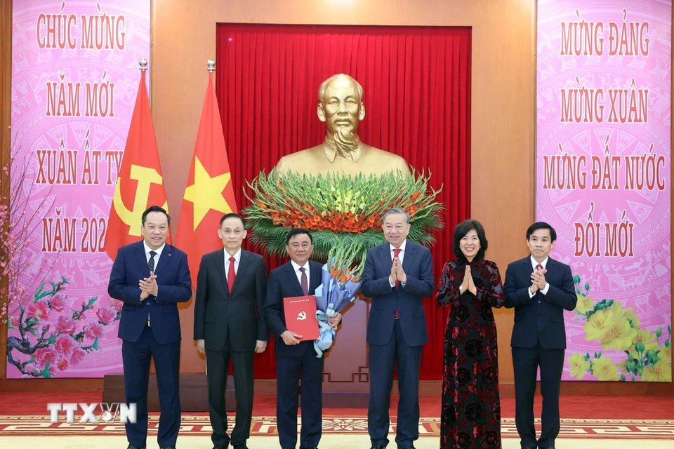 Tổng Bí thư Tô Lâm trao Quyết định thành lập Đảng bộ, tổ chức bộ máy, chức năng nhiệm vụ và chỉ định Bí thư, các Phó Bí thư Đảng uỷ các cơ quan Đảng Trung ương nhiệm kỳ 2020-2025. Ảnh: Thống Nhất/TTXVN
