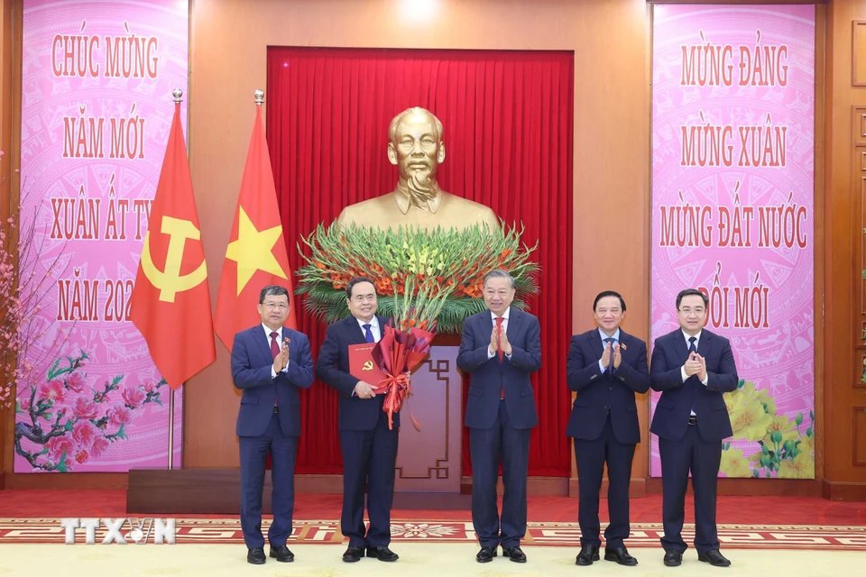 Tổng Bí thư Tô Lâm trao Quyết định thành lập Đảng bộ, tổ chức bộ máy, chức năng nhiệm vụ và chỉ định Bí thư, các Phó Bí thư Đảng ủy Quốc hội nhiệm kỳ 2020-2025. Ảnh: Thống Nhất/TTXVN