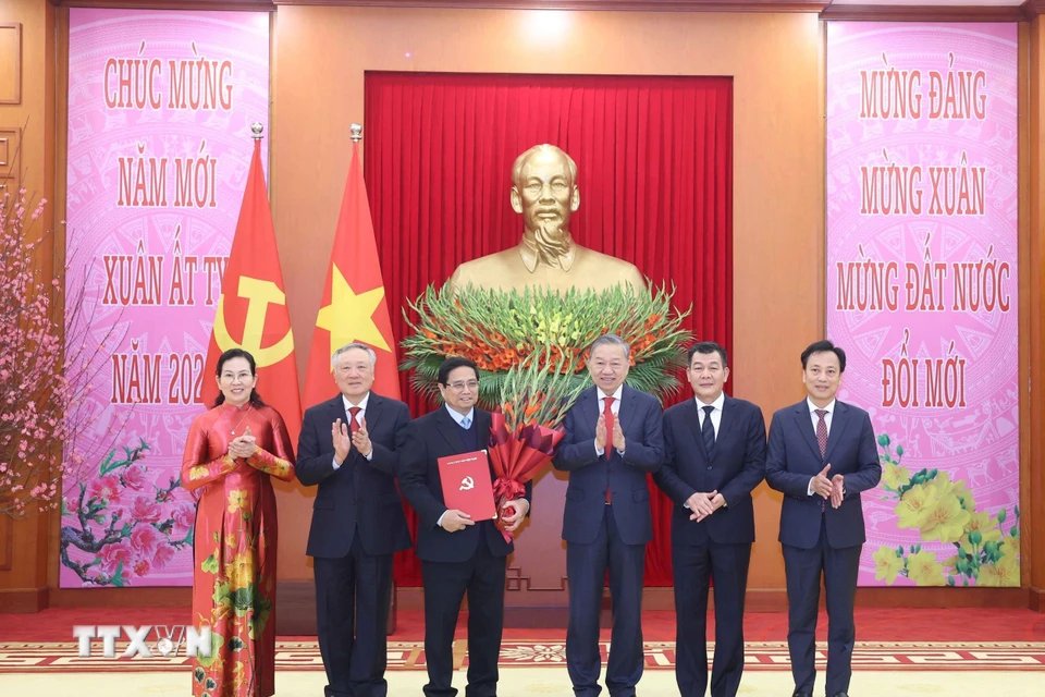 Tổng Bí thư Tô Lâm trao Quyết định thành lập Đảng bộ, tổ chức bộ máy, chức năng nhiệm vụ và chỉ định Bí thư, các Phó Bí thư Đảng ủy Chính phủ nhiệm kỳ 2020-2025. Ảnh: Thống Nhất/TTXVN