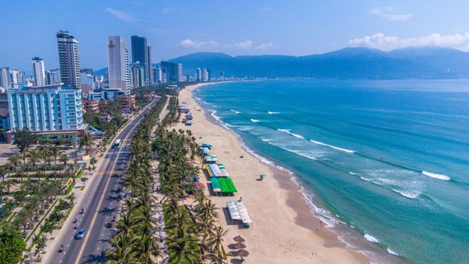 Bờ biển dài giúp du lịch Đà Nẵng trở thành điểm đến nghỉ dưỡng hấp dẫn. Ảnh: Văn Trực