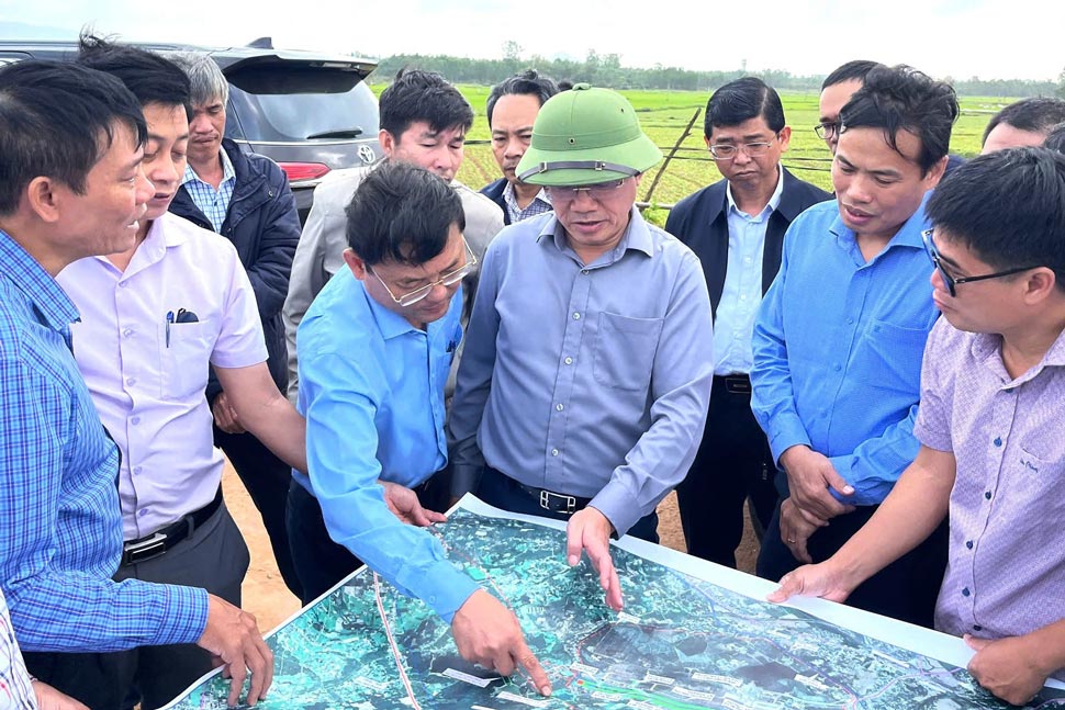 Lãnh đạo tỉnh Bình Định kiểm tra hiện trường dự án Nâng cấp, mở rộng Cảng hàng không Phù Cát. Ảnh: Thanh Thanh