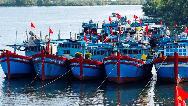 Cửa biển bồi lấp, ngư dân Quảng Ngãi chật vật ra khơi