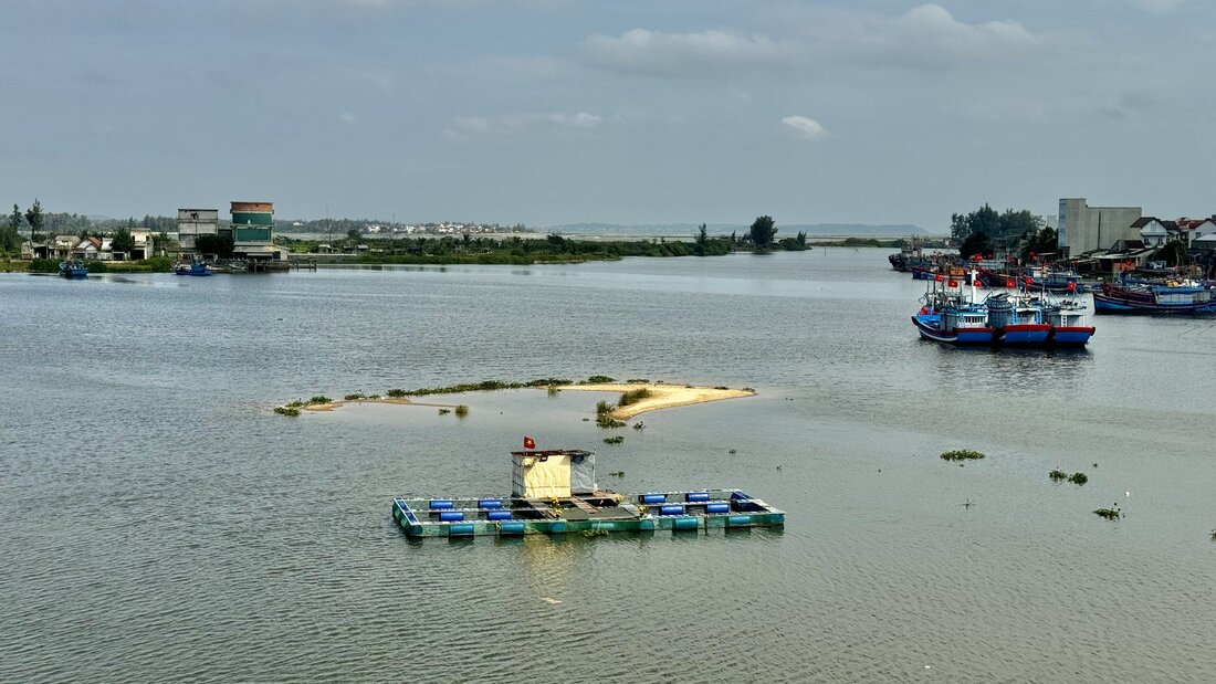 Cửa Đại bồi lấp, cồn cát lộ xuất hiện, khiến việc ra khơi của các tàu cá công suất lớn gặp rất nhiều trở ngại vì rất dễ mắc cạn. Ảnh: Viên Nguyễn.