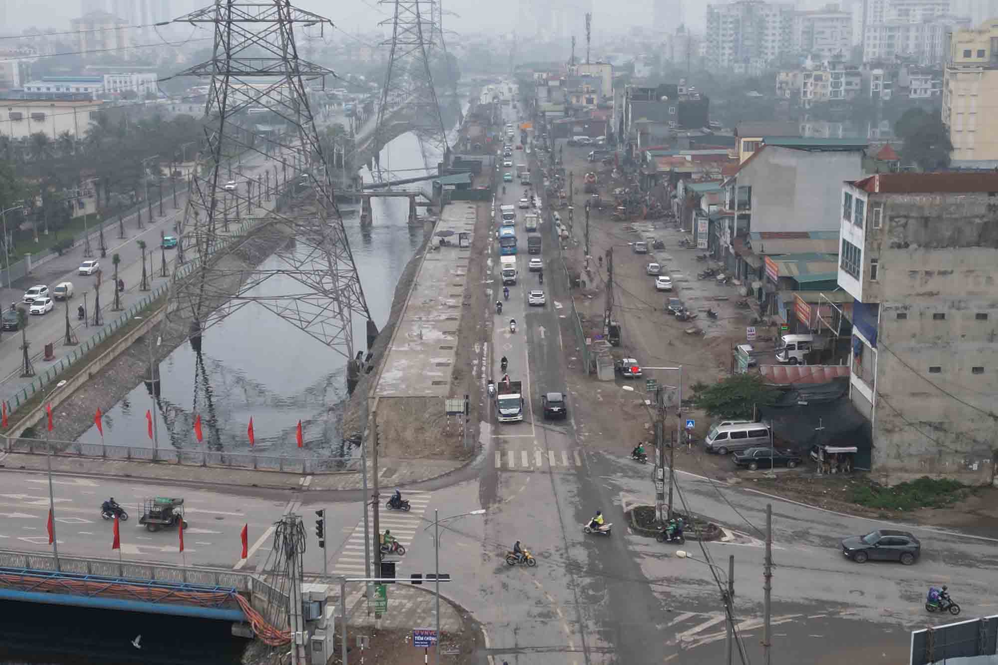 Đoạn đang được nhà thầu triển khai thi công từ cầu qua sông Kim Ngưu đến ngõ 587 Tam Trinh.
