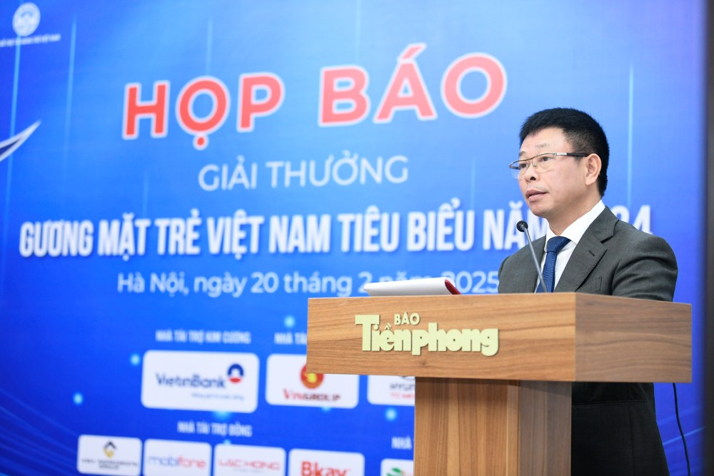 Nhà báo Phùng Công Sưởng. Ảnh: Lưu Trinh