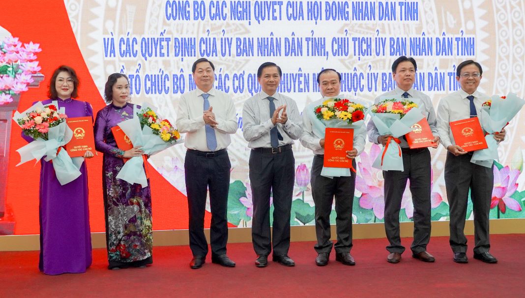 Lãnh đạo tỉnh Sóc Trăng trao quyết định cho Giám đốc, Phó Giám đốc Sở Nội vụ. Ảnh: Phương Anh