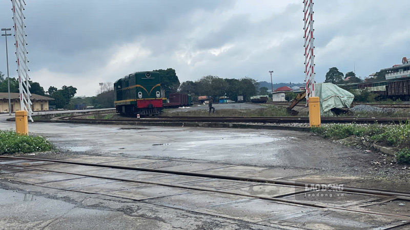 Hoạt động trung chuyển, vận tải đường sắt nằm ngay cạnh khu công nghiệp Đông Phố Mới (Lào Cai).