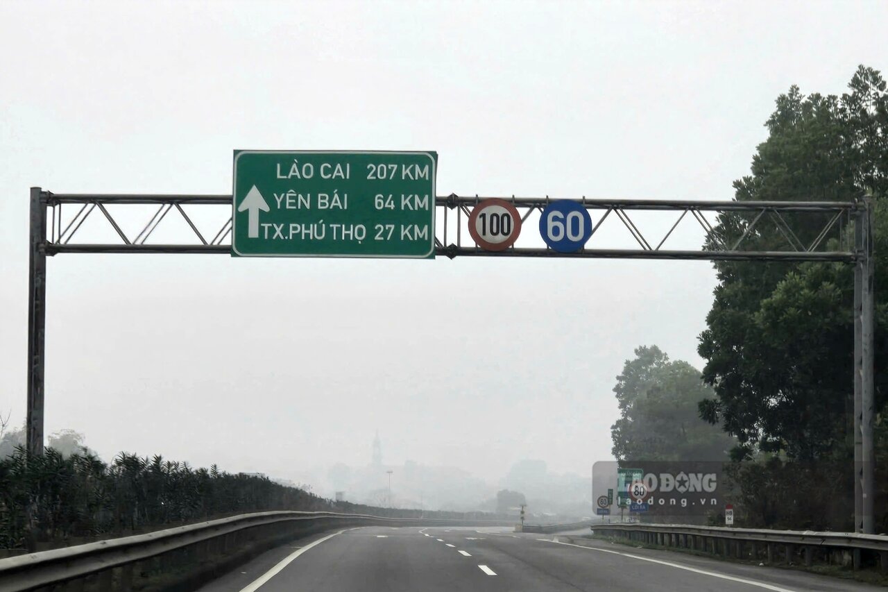 Biển báo gần trạm dừng nghỉ tại Km57. Ảnh: Tô Công.