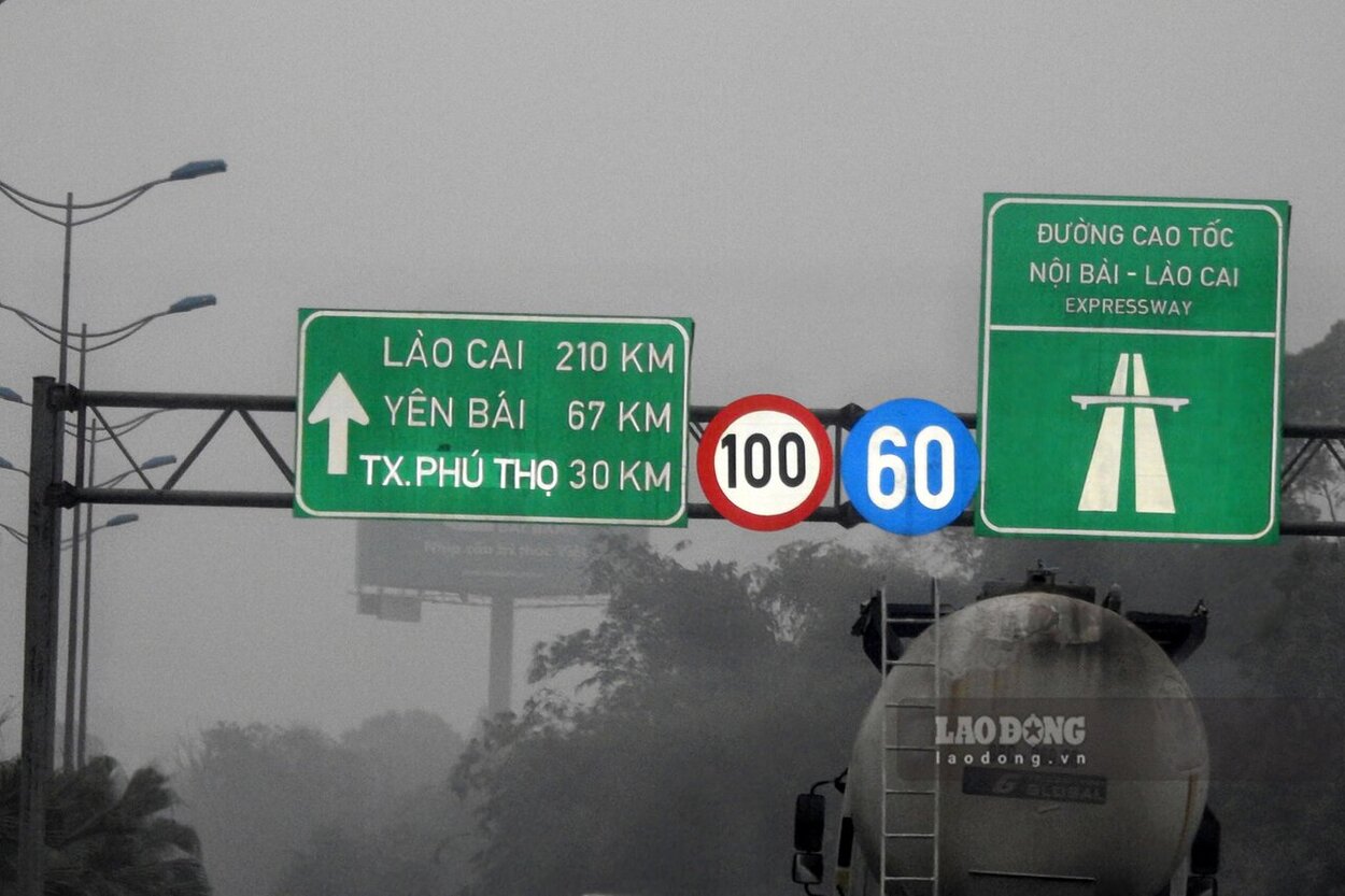 Biển báo gần Nút giao IC8. Ảnh: Tô Công.