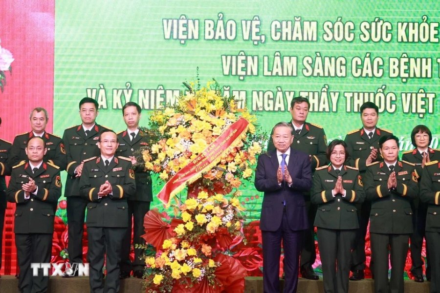 Tổng Bí thư Tô Lâm tặng hoa chúc mừng