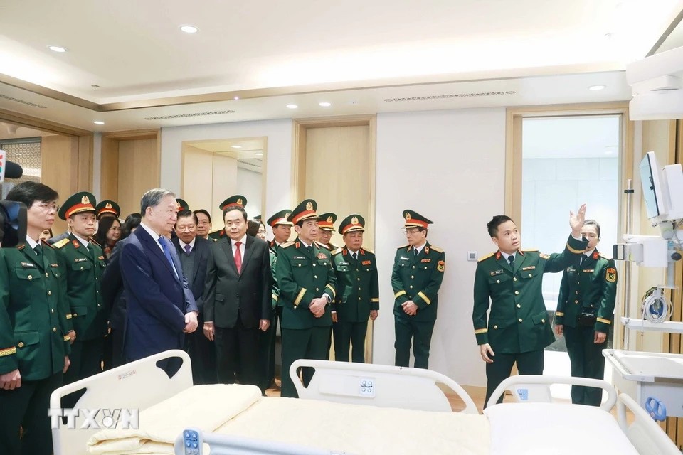 Tổng Bí thư Tô Lâm, Chủ tịch Quốc hội Trần Thanh Mẫn và các đại biểu thăm  Viện Bảo vệ, chăm sóc sức khỏe cán bộ Trung ương (A11) và Viện Lâm sàng các bệnh truyền nhiễm (A4). Ảnh: TTXVN