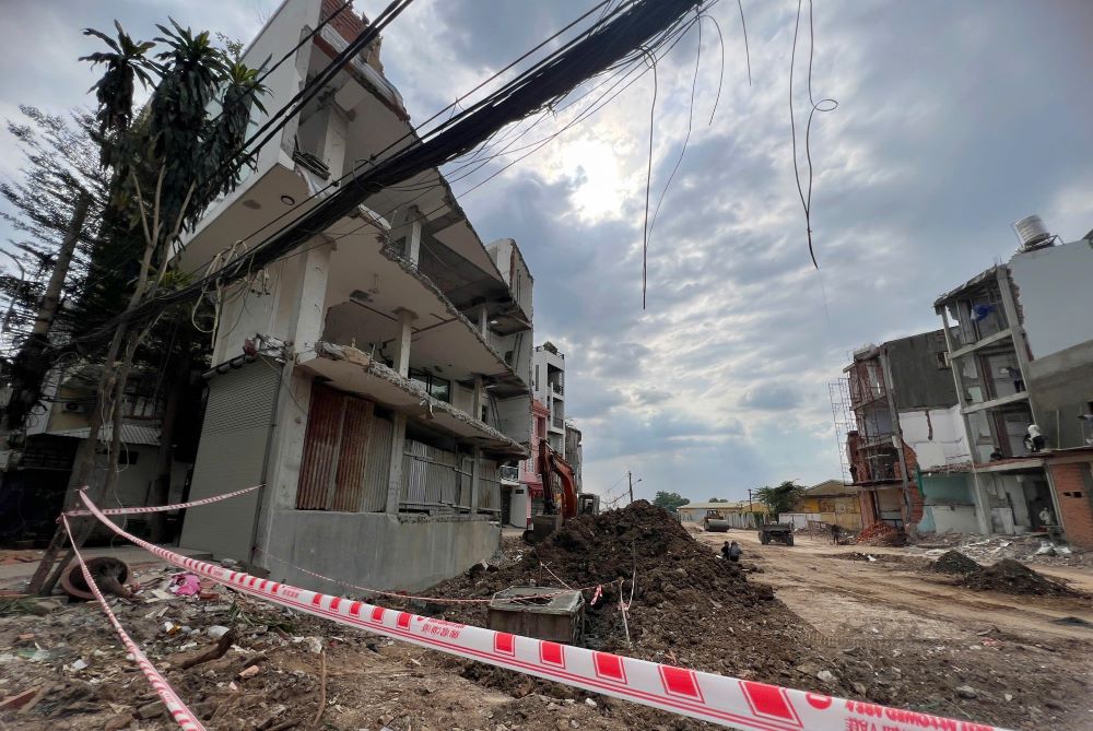 Sau khi tháo dỡ mặt bằng, nhiều hộ dân bị ảnh hưởng đang khẩn trương sửa sang lại nhà cửa. Ảnh: Anh Tú