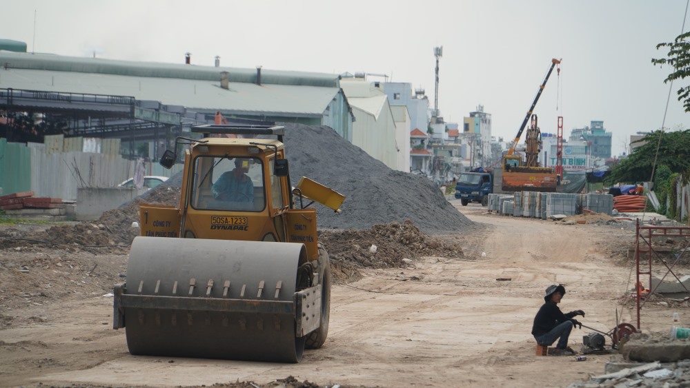 Công nhân cùng máy móc thi công đoạn gói thầu số 13 sau khi được bàn giao mặt bằng. Ảnh: Anh Tú