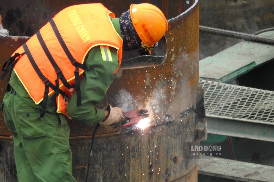 Các kỹ sư, công nhân của Tổng Công ty Xây dựng Trường Sơn đã hoàn thành 74 cọc khoan nhồi. Ảnh: Tô Công.