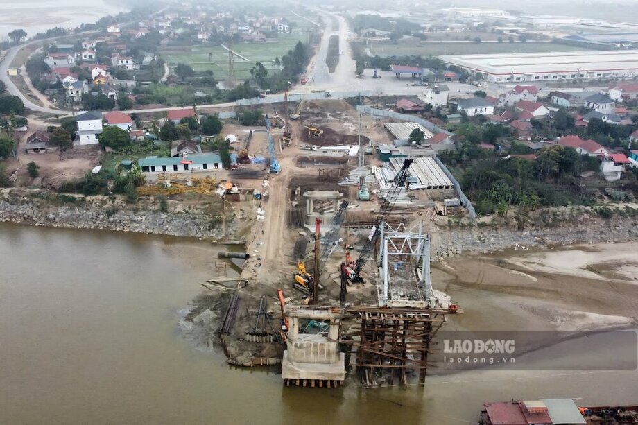 Khu vực phía xã Phùng Nguyên, huyện Lâm Thao tập trung nhiều các phương tiện, thiết bị cỡ lớn, hiện đại. Ảnh: Tô Công.