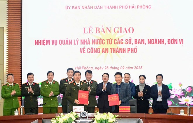 Bàn giao nhiệm vụ quản lý một số đơn vị về Công an Hải Phòng
