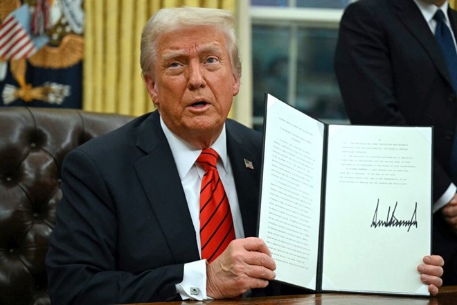 Ông Trump áp thuế bổ sung với hàng Trung Quốc