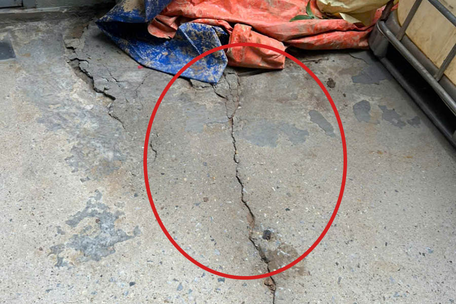 Vết nứt bên ngoài đường. Ảnh: Người dân cung cấp