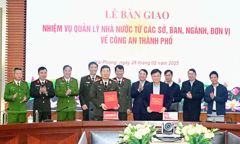 Bàn giao nhiệm vụ quản lý nhà nước về an toàn, an ninh thông tin mạng về Công an thành phố. Ảnh: Vũ Quỳnh