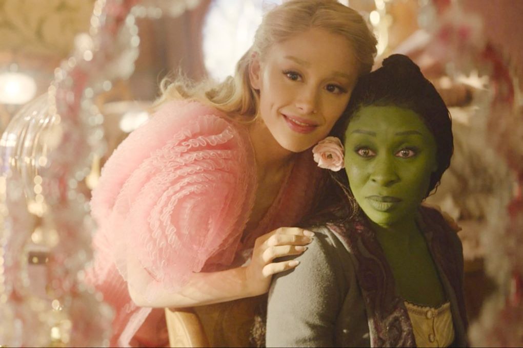 Ariana Grande đóng vai chính trong “Wicked” với Cynthia Erivo. Ảnh: Universal Pictures