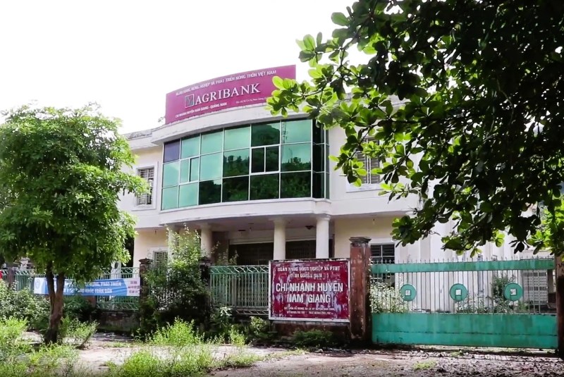 Trụ sở Phòng Giao dịch Ngân hàng chính sách huyện Nam Giang (ảnh trên) và chi nhánh Ngân hàng NN&PTNT huyện Nam Giang (ảnh dưới) ở Cà Dy dần bị bỏ quên. Ảnh: Trường An