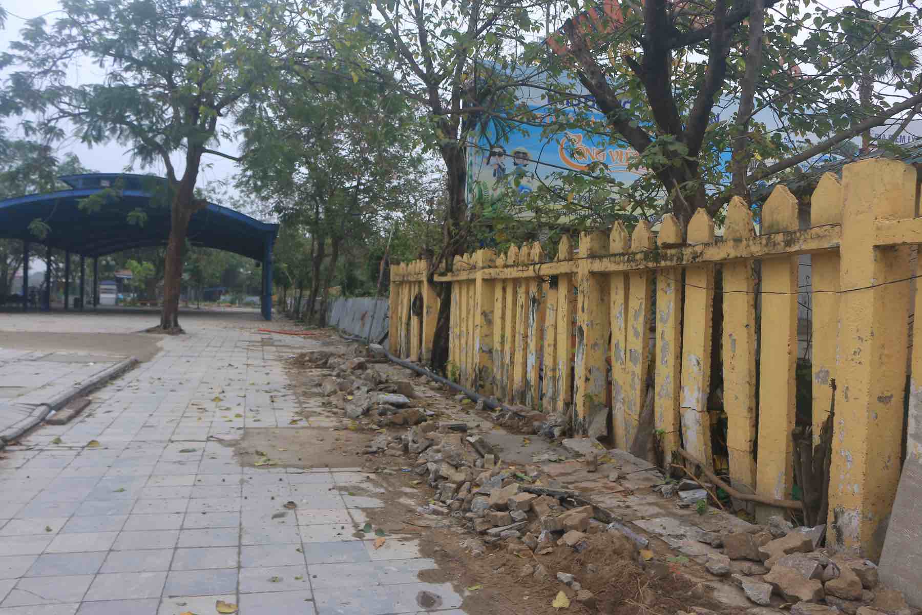 Cảnh hoang tàn bên trong công viên. Ảnh: Khánh An