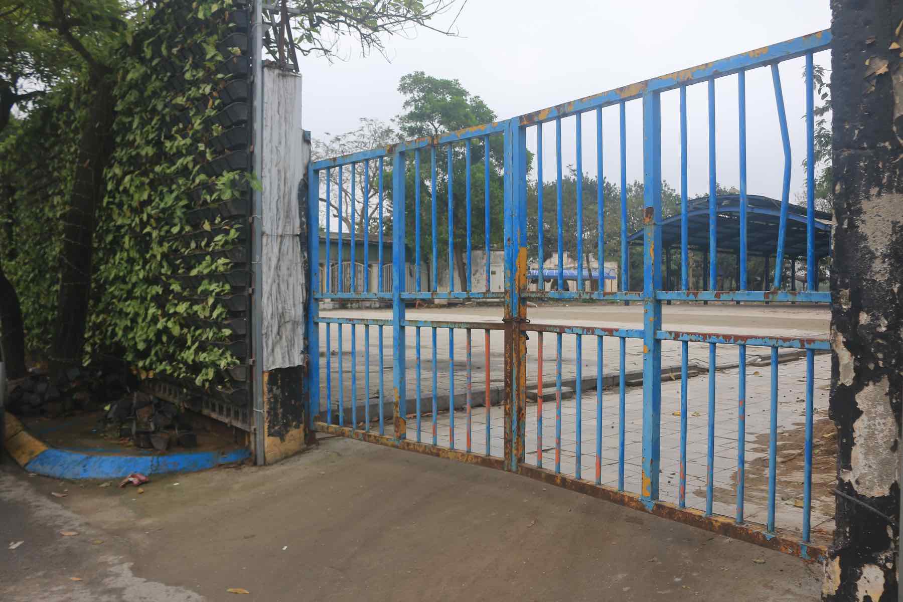 Tất cả các lối ra vào của Công viên Mặt Trời Mới đều cửa đóng, then cài. Ảnh: Khánh An