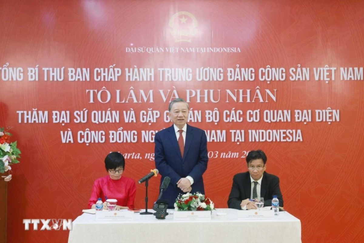 Tổng Bí thư Tô Lâm nói chuyện với cán bộ, nhân viên Đại sứ quán, các cơ quan đại diện và cộng đồng người Việt Nam tại Indonesia. Ảnh: TTXVN