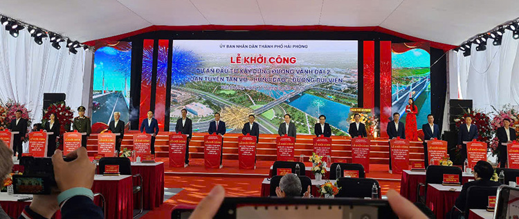 Các đại biểu bấm nút khỏi công Dự án. Ảnh: Mai Chi