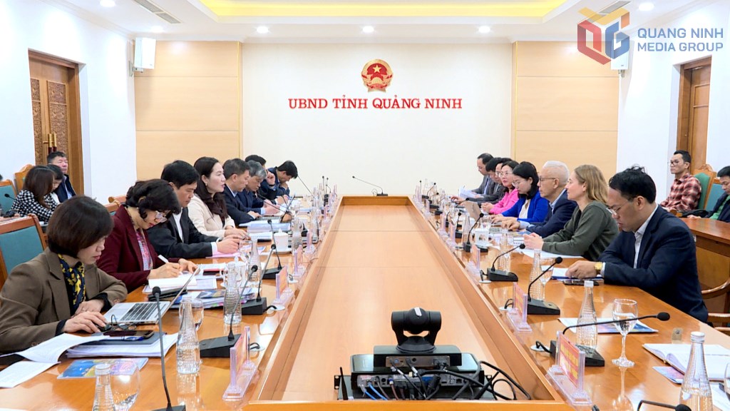Đoàn chuyên gia UNESCO làm việc với tỉnh Quảng Ninh và Hải Phòng ngày 11.3, trước khi khảo sát thực địa vịnh Hạ Long. Ảnh: Trung tâm Truyền thông Quảng Ninh.