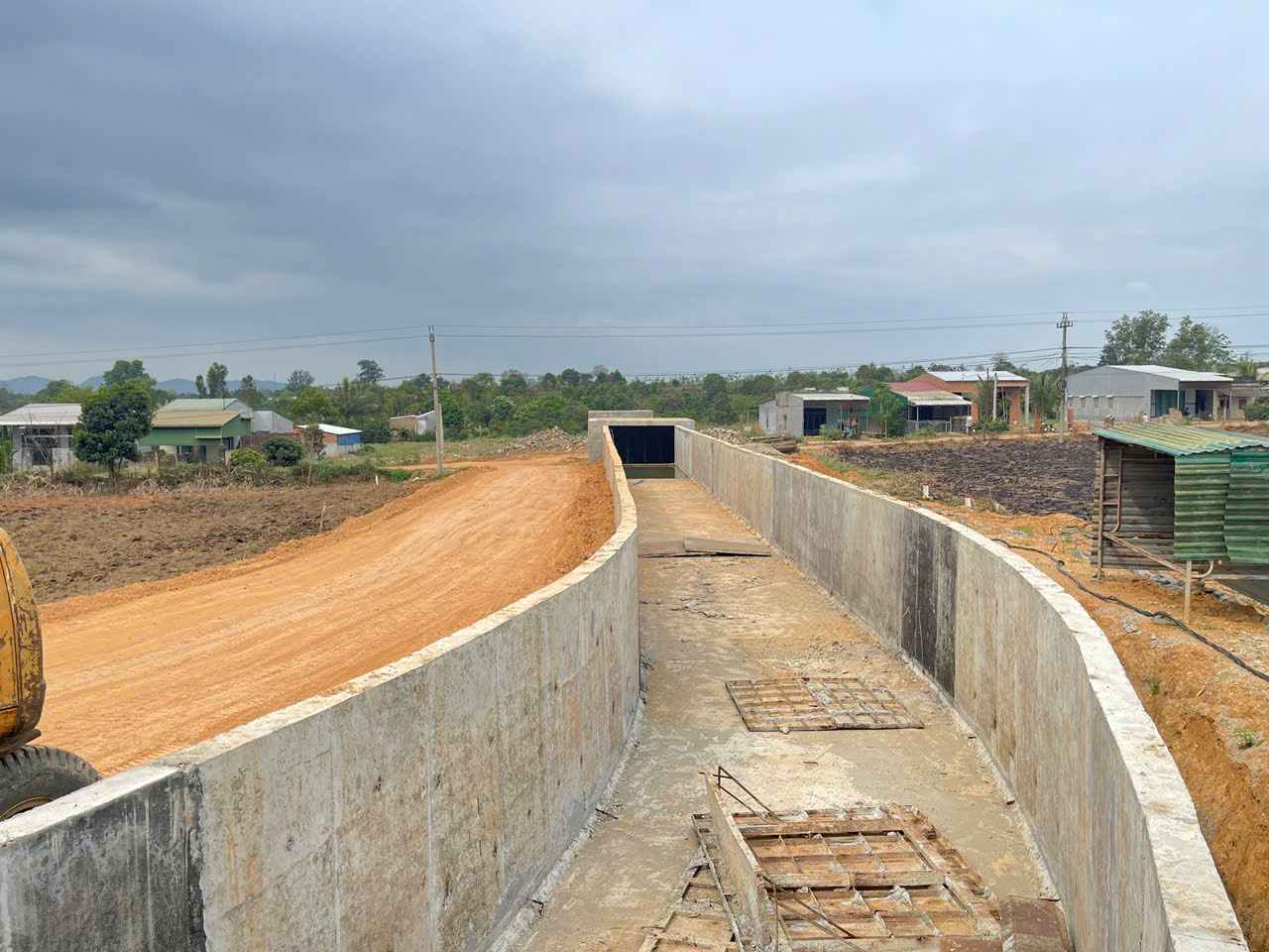 Hệ thống kênh dẫn nước tại dự án chưa hoàn thiện. Ảnh: Bảo Trung