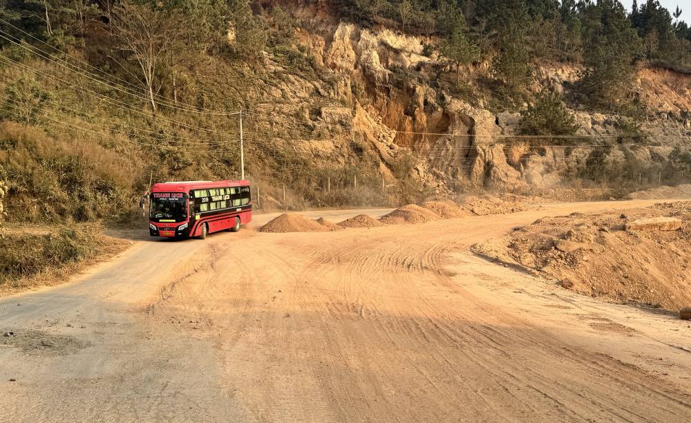 Xe khách giường nằm chạy qua đoạn đường thi công. Ảnh: Duy Tuấn