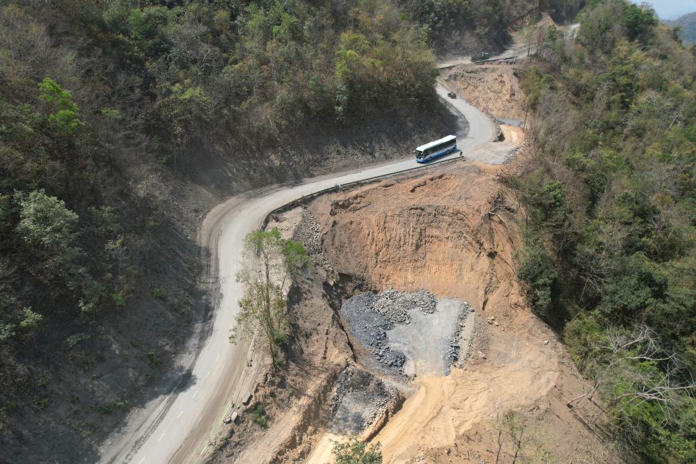 Xe khách giường nằm đổ đèo trên Quốc lộ 28B đang thi công cải tạo, nâng cấp. Ảnh: Duy Tuấn