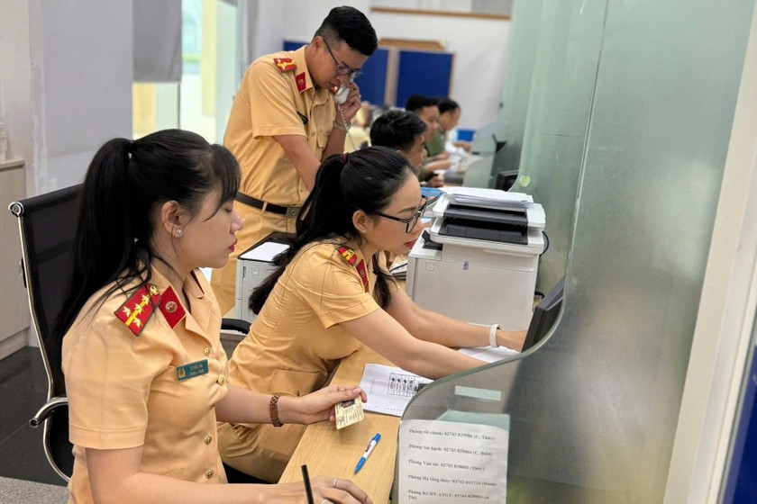 Phòng CSGT Công an tỉnh Bình Dương tiếp nhận thủ tục cấp, đổi, cấp lại giấy phép lái xe cho người dân tại Trung tâm phục vụ hành chính công một cấp trực thuộc UBND tỉnh.