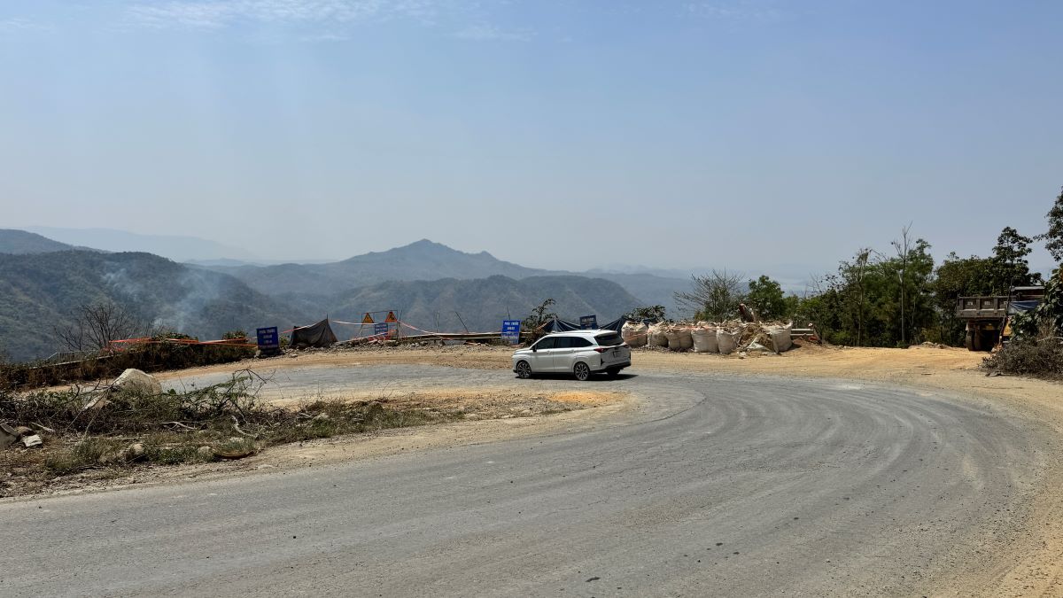 Các xe xuống đèo tại khúc cua cùi chỏ. Ảnh: Duy Tuấn