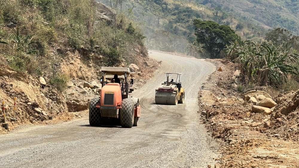 Các xe lu thi công trên đường. Ảnh: Duy Tuấn