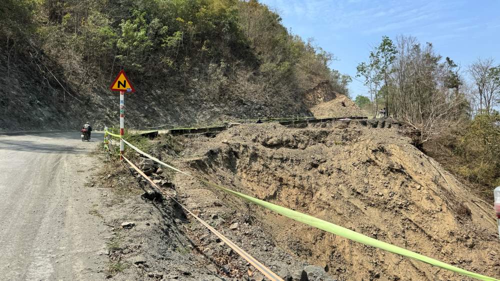 Vị trí bên vực đèo được rào dây. Ảnh: Duy Tuấn