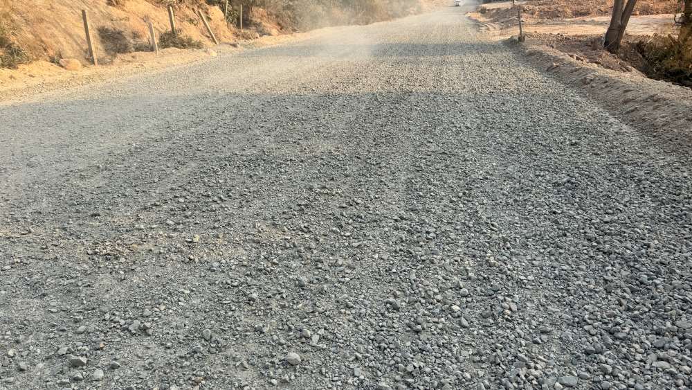 Mặt đường là sỏi dăm khiến các xe máy dễ bị trượt bánh. Ảnh: Duy Tuấn