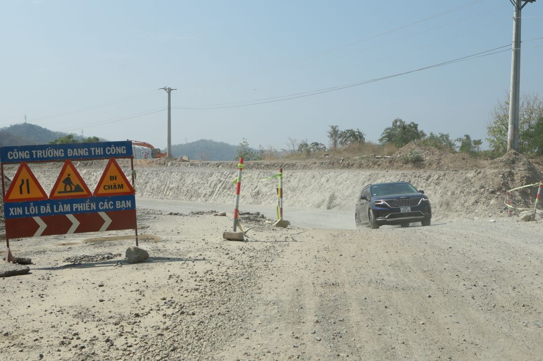 Các ô tô khó khăn di chuyển qua các vị trí đang thi công. Ảnh: Duy Tuấn