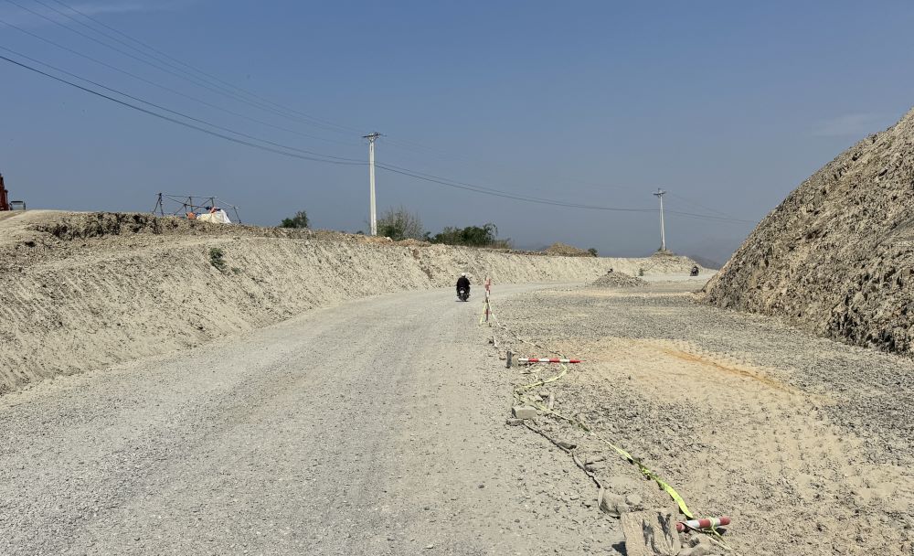 Một vị trí đang thi công cải tạo, nâng cấp Quốc lộ 28B. Ảnh: Duy Tuấn