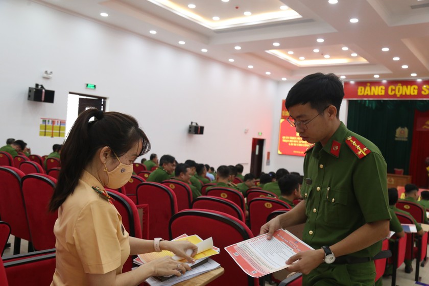 Công an tỉnh Bình Dương đã tổ chức hướng dẫn công tác tiếp nhận hồ sơ cấp đổi, cấp lại giấy phép lái xe cho cán bộ chiến sĩ.