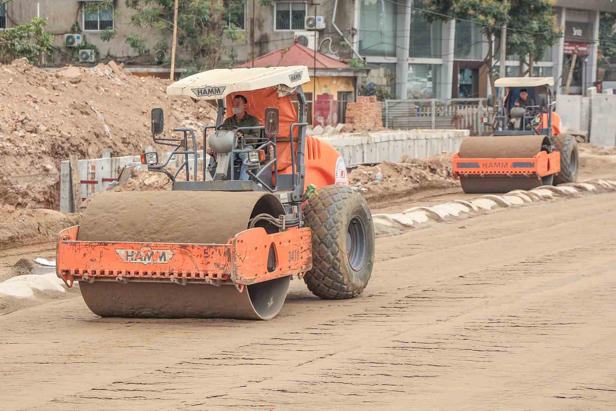 Máy móc, công nhân làm việc trên công trường dự án. Ảnh: Hữu Chánh