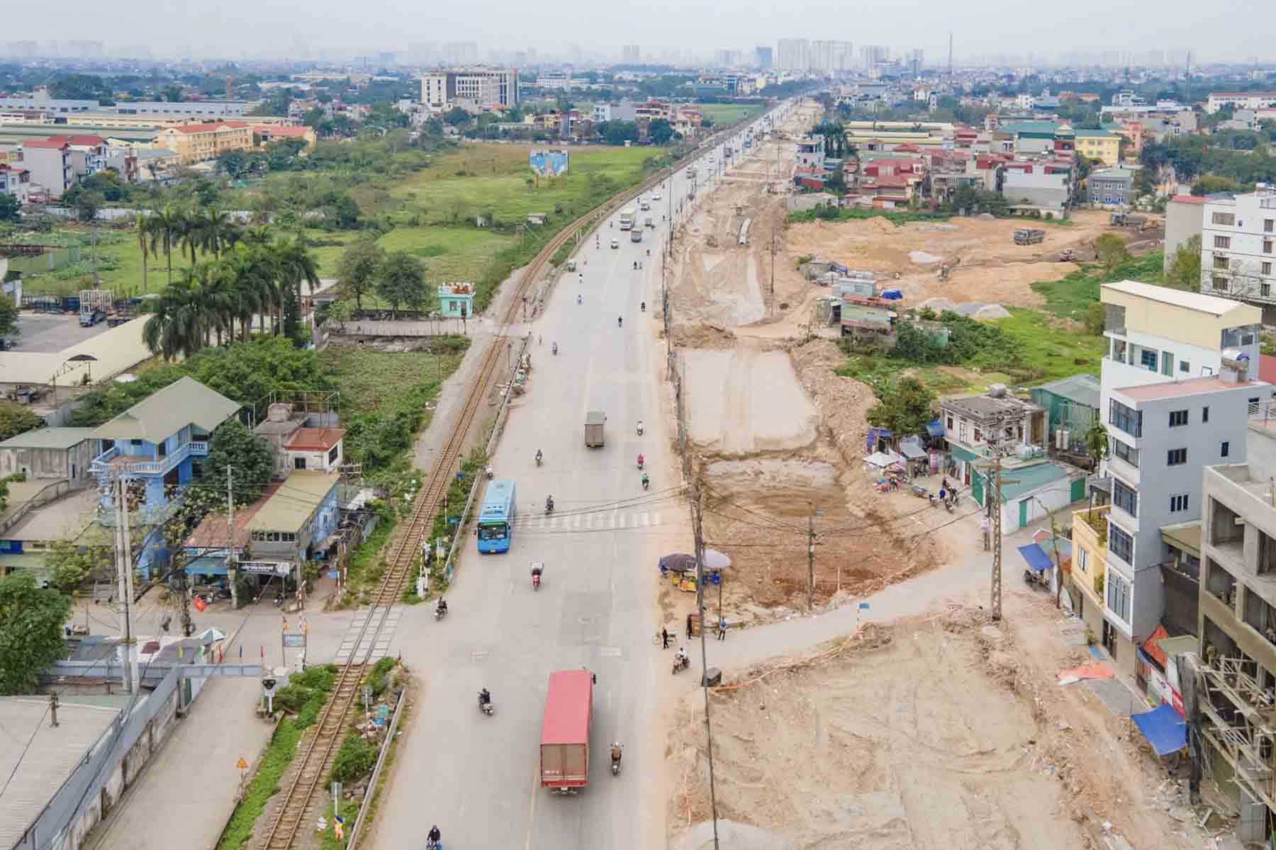 Quốc lộ 1A đoạn Ngọc Hồi - Văn Điển (huyện Thanh Trì, Hà Nội) đang được thi công mở rộng. Ảnh: Hữu Chánh