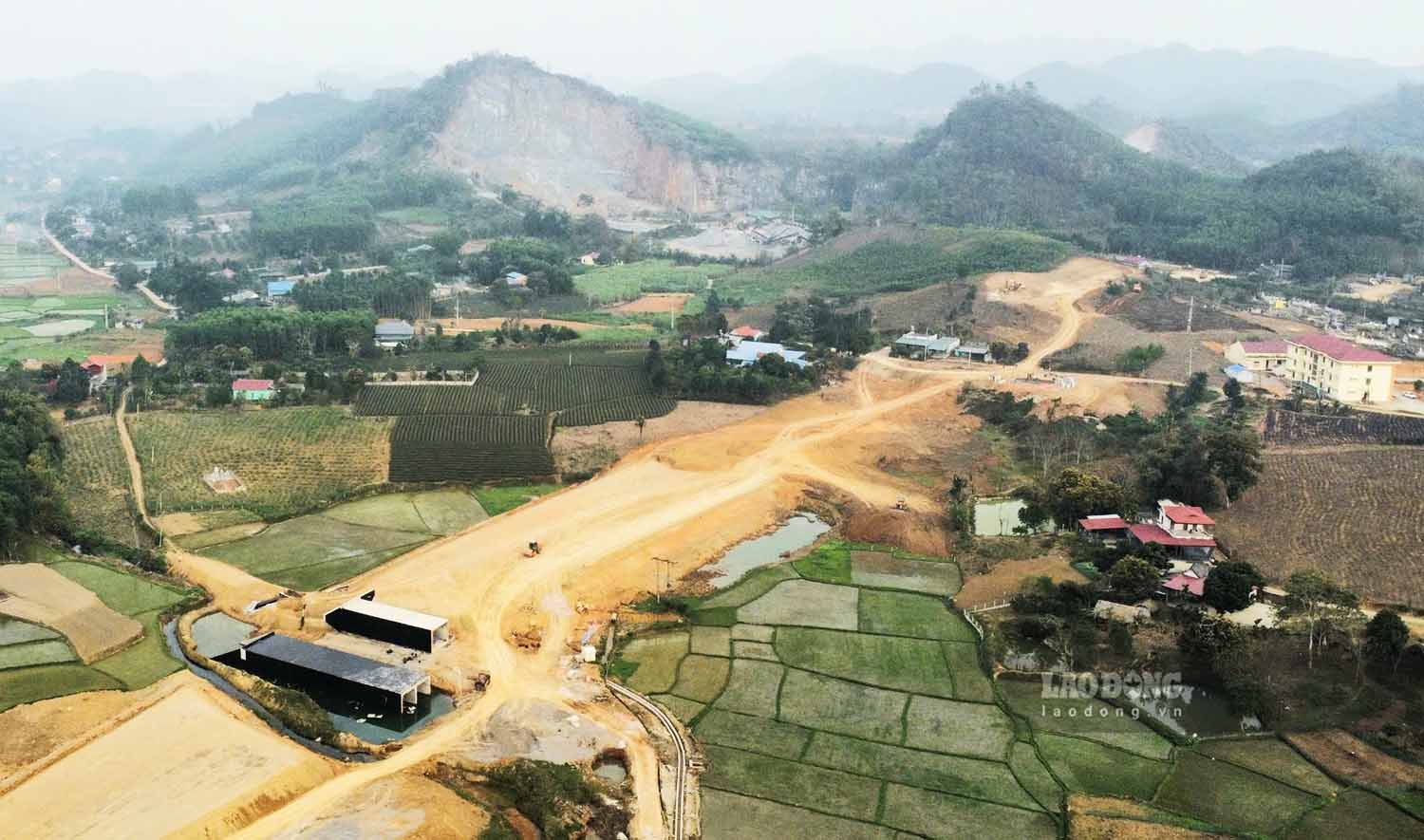 Mặt bằng cao tốc Tuyên Quang - Hà Giang bàn giao theo kiểu “xôi đỗ” dẫn tới việc thi công gặp nhiều khó khăn. Ảnh: Việt Bắc.