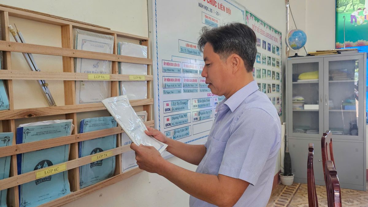 Công tác tại vùng khó, nhưng thầy giáo Trần Văn Lân bị giảm chế độ phụ cấp không rõ lý do. Ảnh: H.Thơ