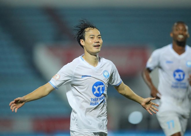 Văn Toàn tạo điểm nhấn vòng 17 V.League