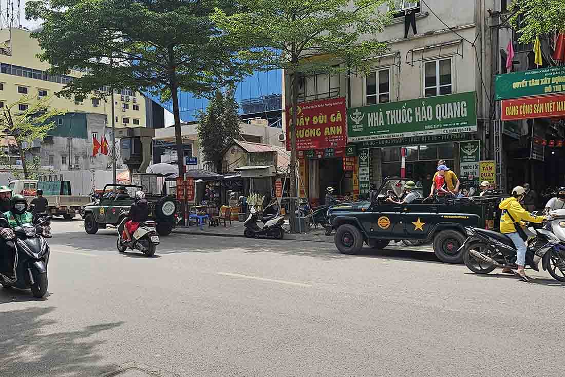 2 chiếc xe Jeep dừng chờ đón khách trên phố Khâm Thiên, sáng 14.4. Ảnh: Nhóm PV