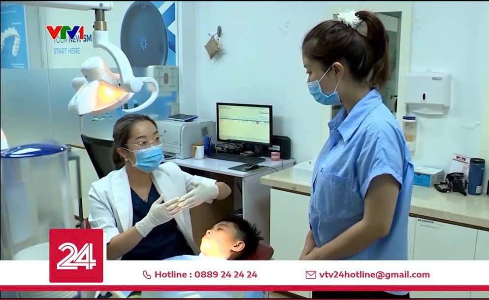 Bác sĩ Phòng tư vấn cho mẹ bé Bảo Minh về tình trạng răng của con.