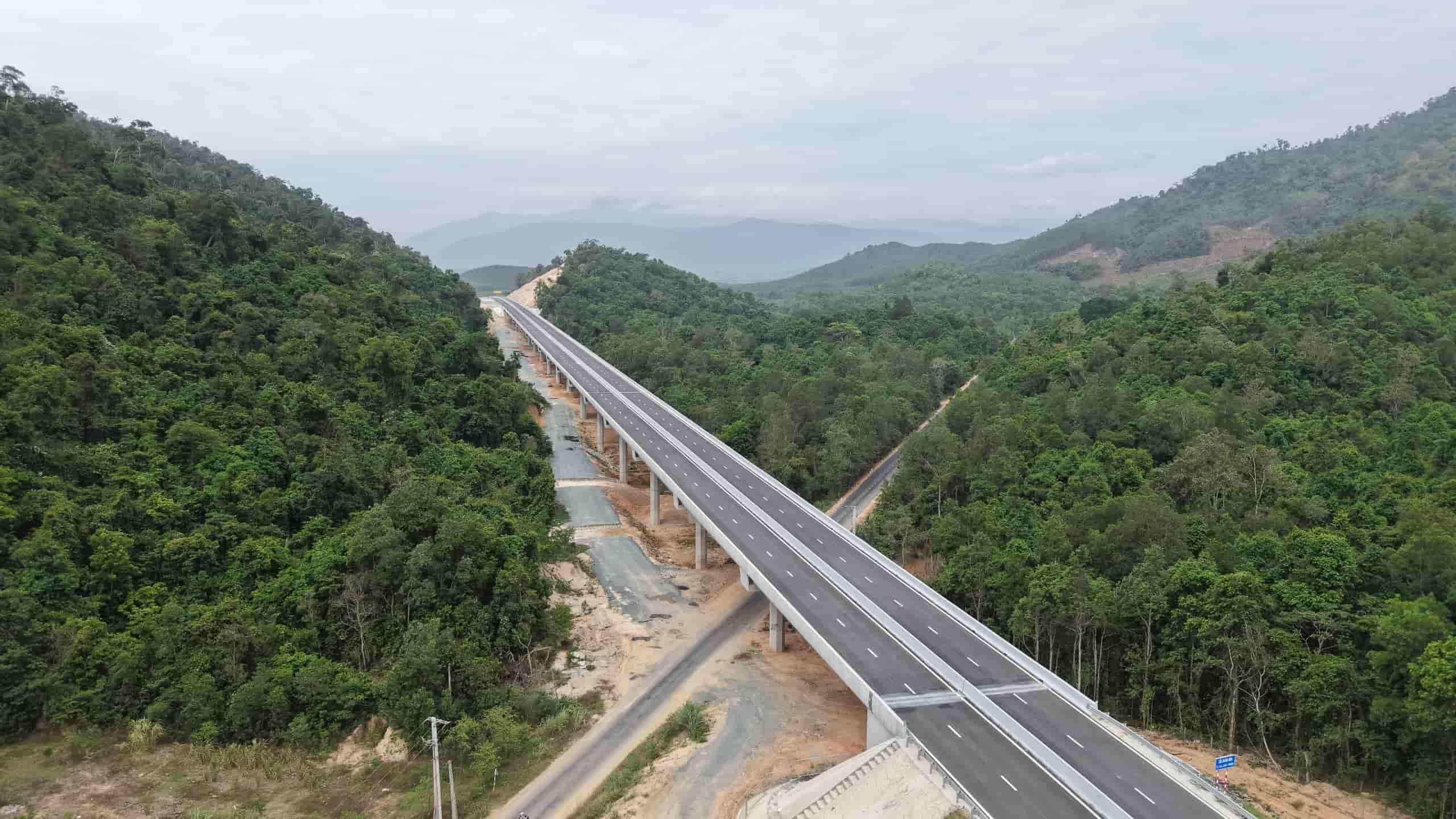 Theo đại diện Ban Quản lý dự án (BQLDA) 7 thuộc Bộ Xây dựng, đến thời điểm hiện tại, cao tốc Vân Phong - Nha Trang đã được Hội đồng kiểm tra Nhà nước về công tác nghiệm thu công trình xây dựng chấp thuận kết quả nghiệm thu hoàn thành hơn 70 km hạng mục công trình trên tuyến từ nút giao Vạn Giã tại Km 298+000 đến nút giao Quốc lộ (QL)27C ở cuối tuyến tại Km 368+350 theo đúng quy định pháp luật.